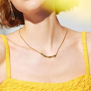 Liquid Style European & American Fashion: Stainless Steel Gold Collarbone Chain. Women's Short Necklace